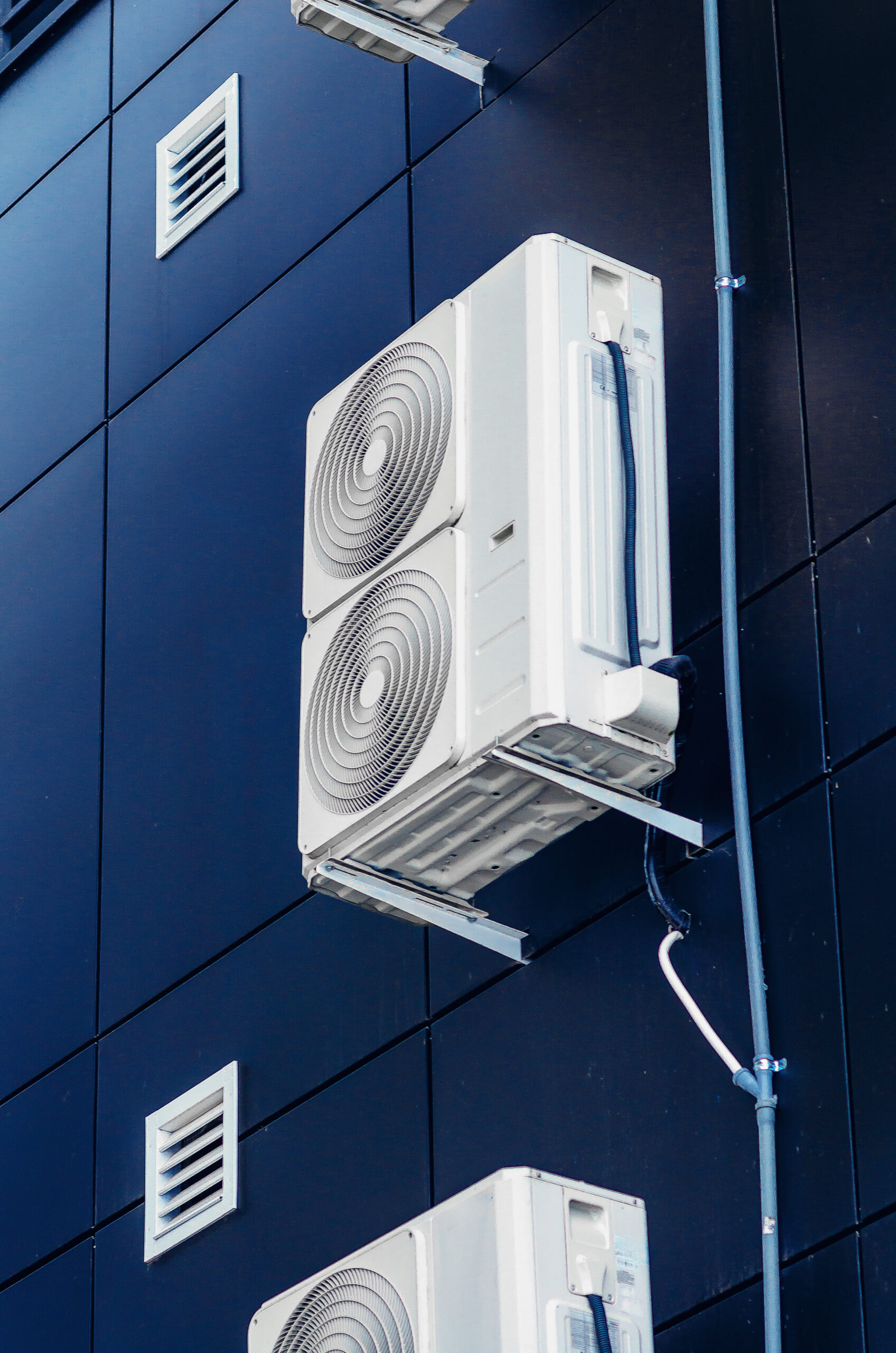 White air conditioner on wall of modern building. Ventilation of premises Kompetente Klimatechnik und zuverlässiger Service in Solothurn und Luzern.