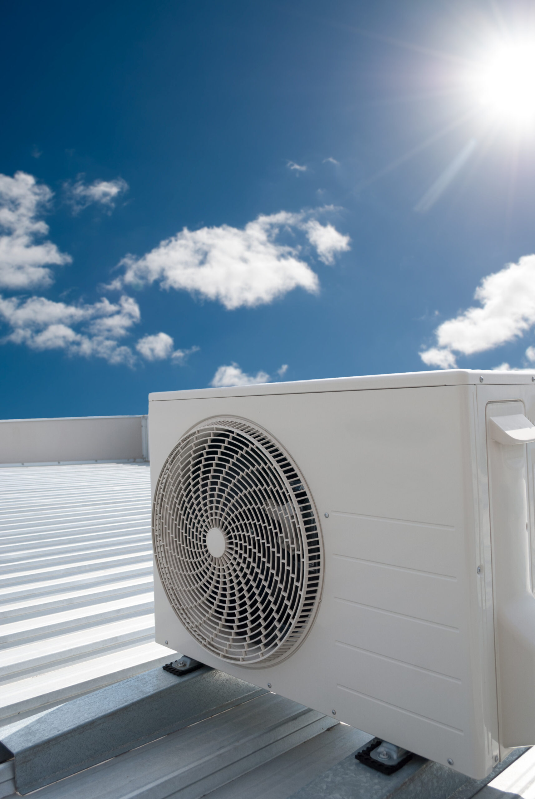 White air conditioning unit on a roof Ihr kompetenter Partner für moderne Klimaanlagen und Klimatechnik in Luzern